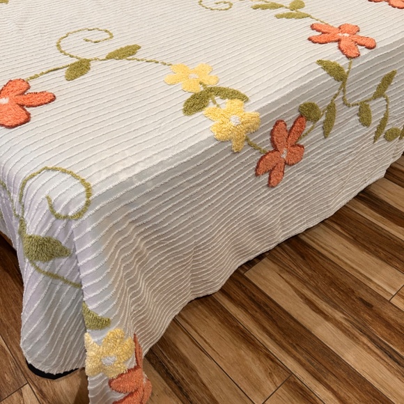 Vintage Chenille Bedspread Fluffy Flowers Vines 106" x 1 15" Blanket Excellent - Picture 2 of 6